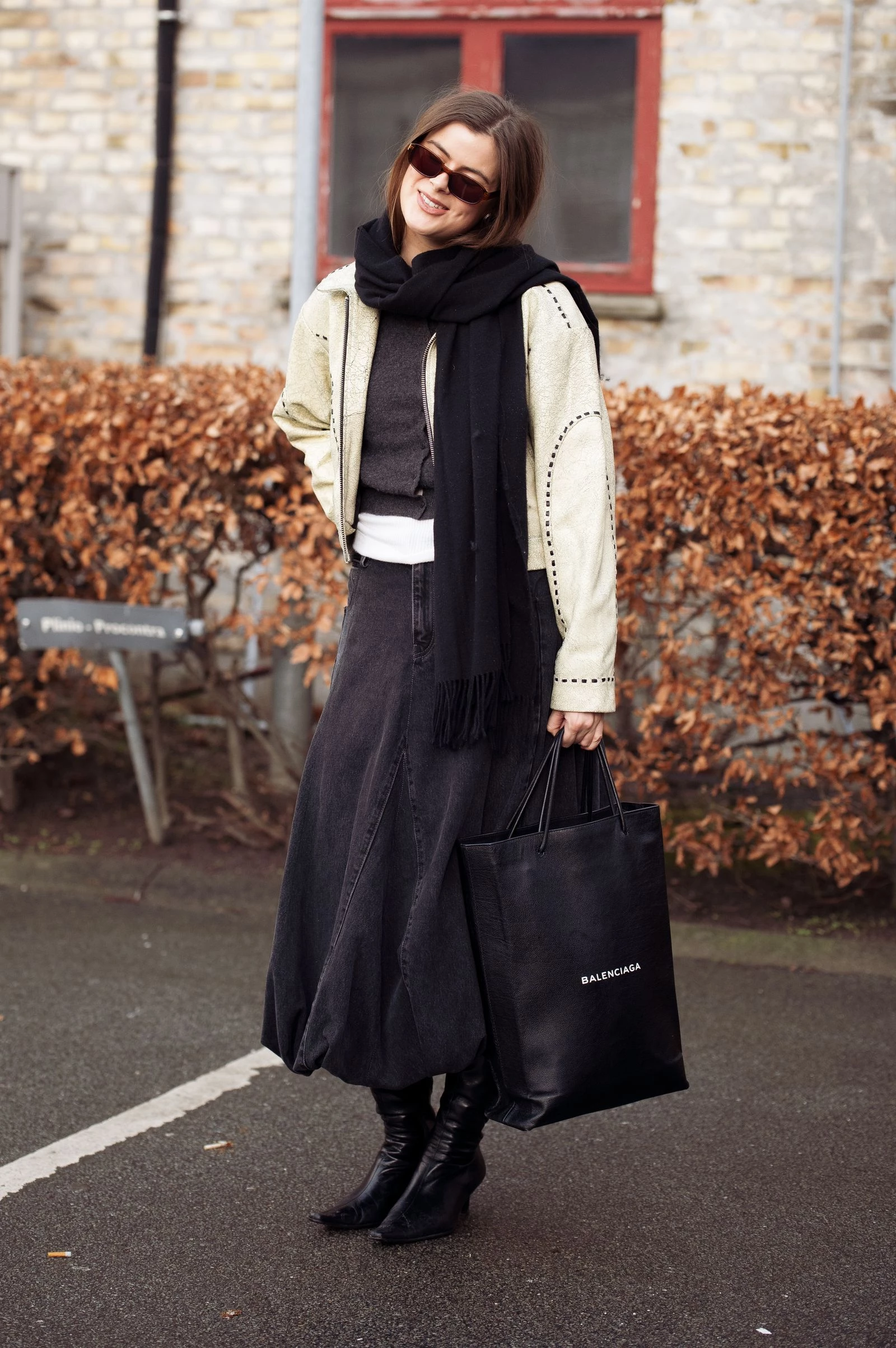 Як стилізувати джинсову спідницю взимку: вчимося у зірок стрітстайлу4