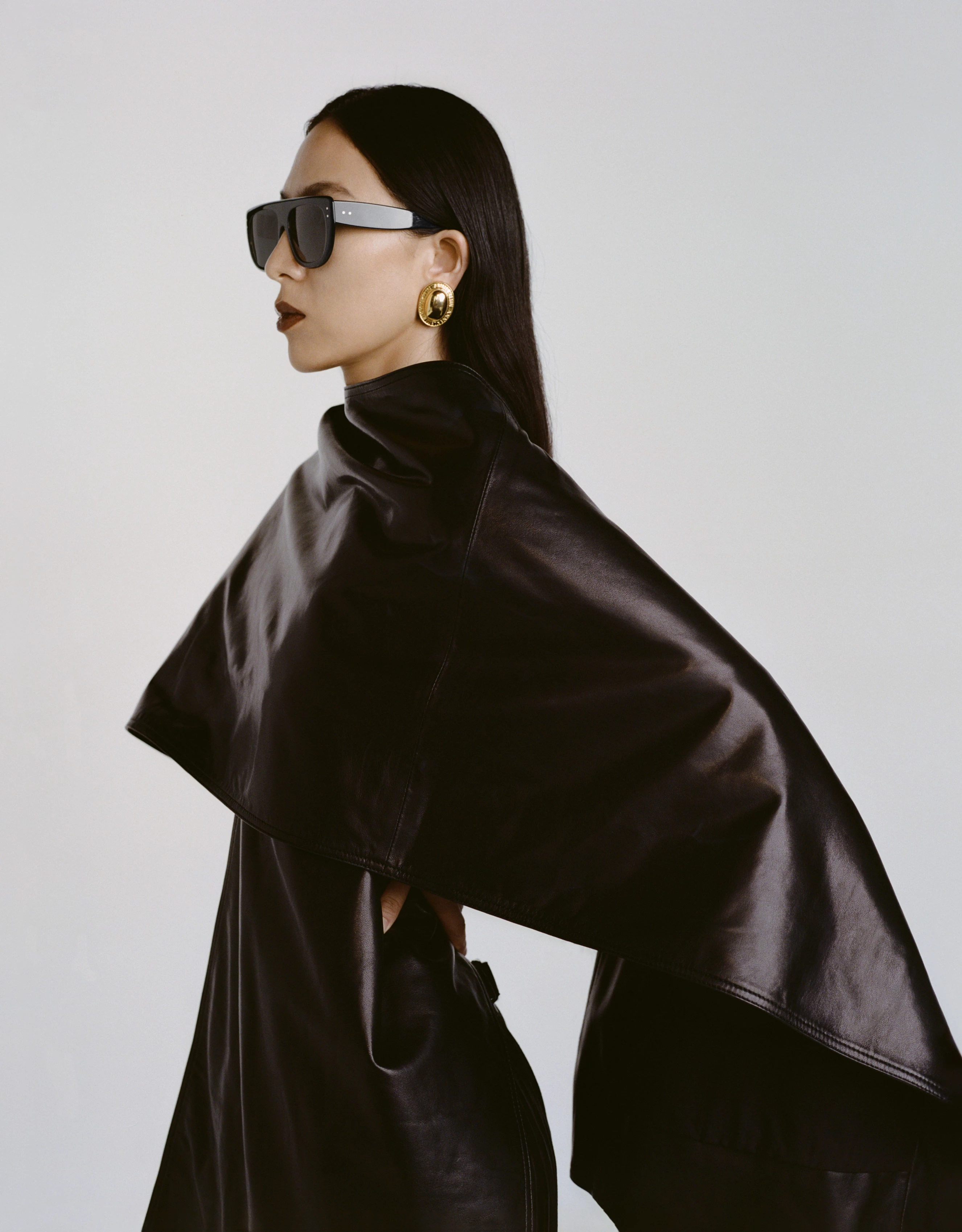 ТопMarc Jacobs, шарф Nour Hammour, спідниця Alaia, сережки Le Grand Strip та браслет Agmes5