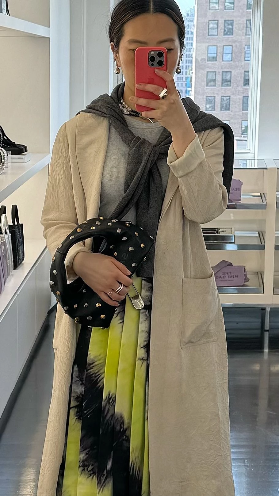 Лінда Цуй Чжан у своїй спідниці Prada з тай-дай принтом із колекції 2019 року. Photo: Linda Cui Zhang3