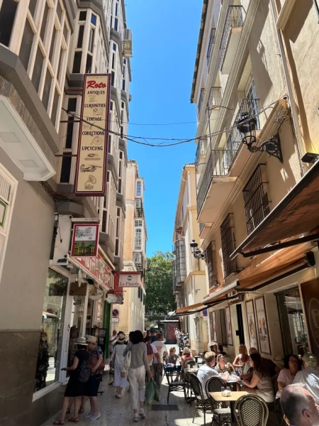 Вид на жваву вузьку вулицю в Малазі, Іспанія, у сонячний день