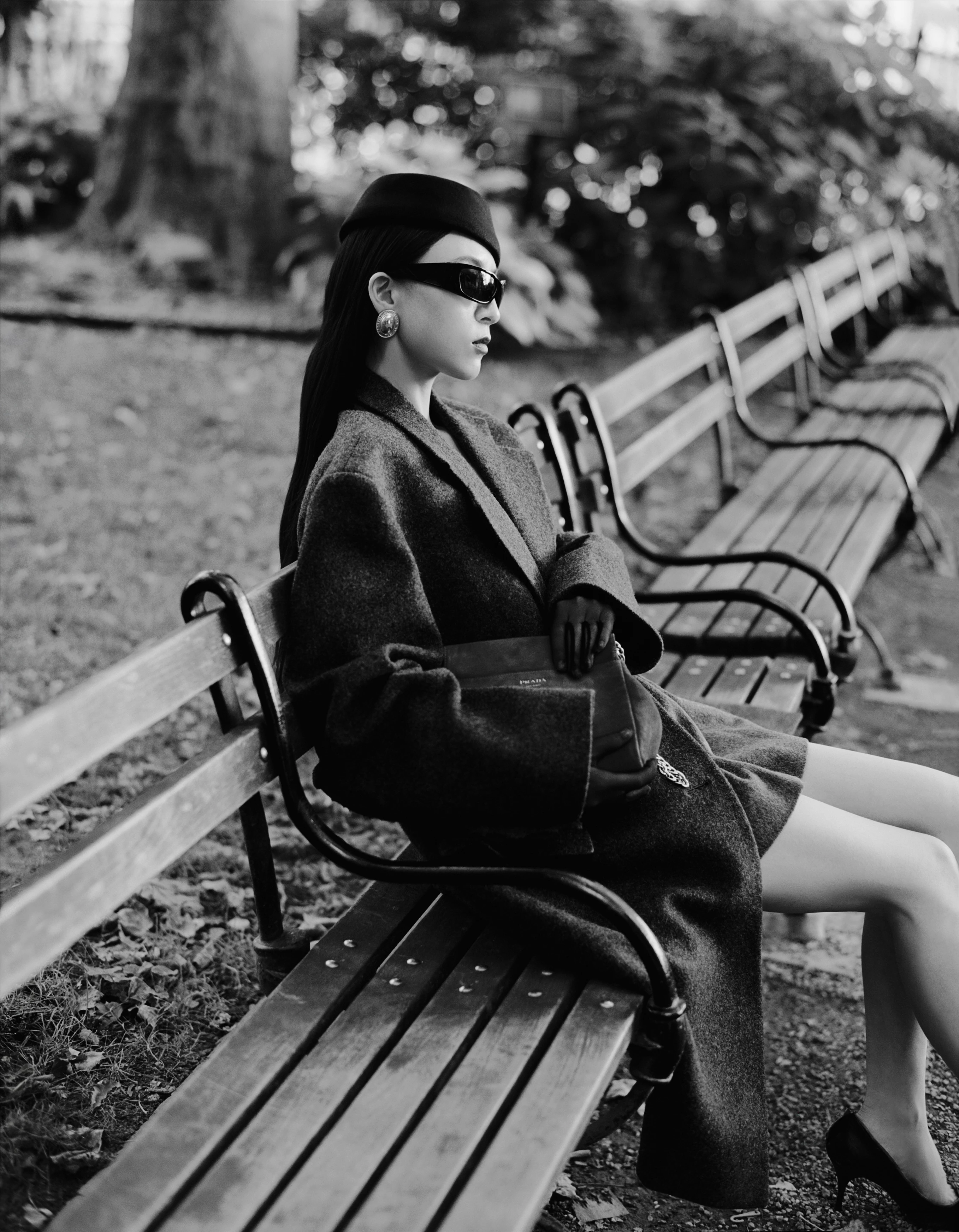 Пальто, спідниця, взуття та сумка — Prada, рукавички Norma Kamali, сережки Le Grand Strip, окуляри та капелюх — Amazon 4