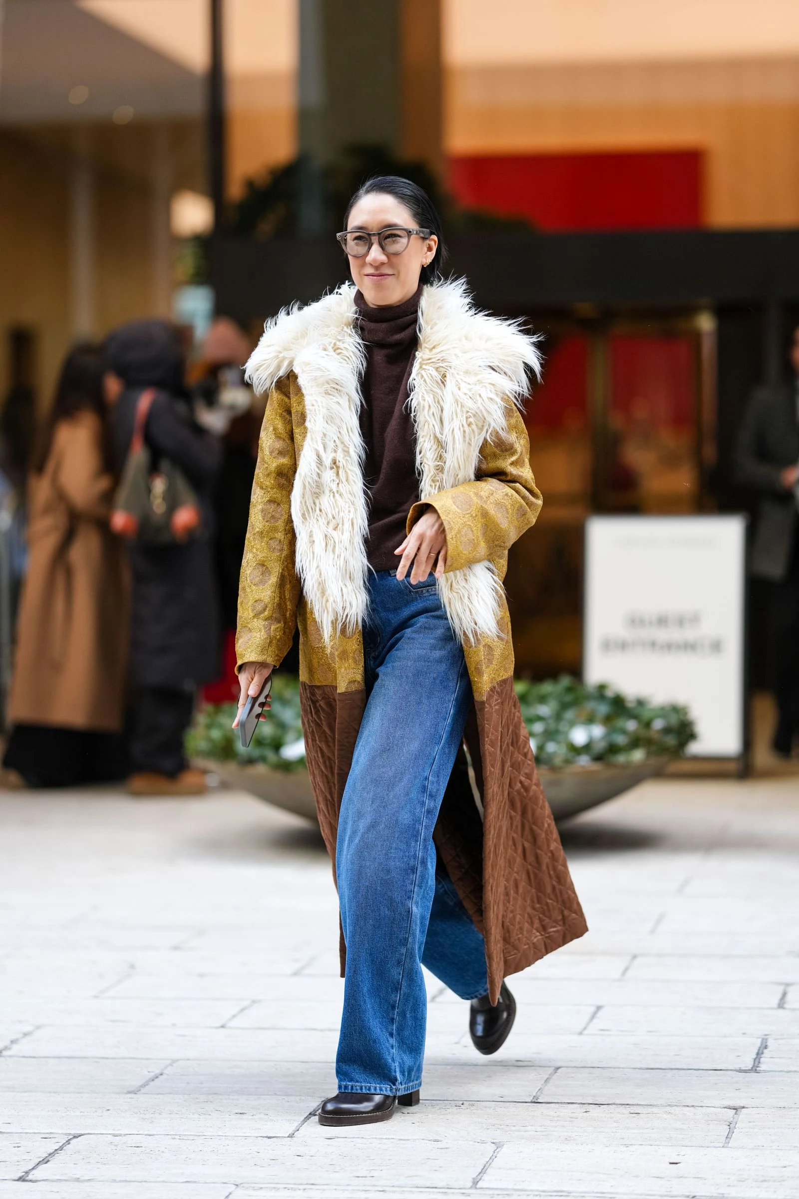 Як носити джинси wide-leg цього сезону: показуємо найкращі поєднання із чоботами4