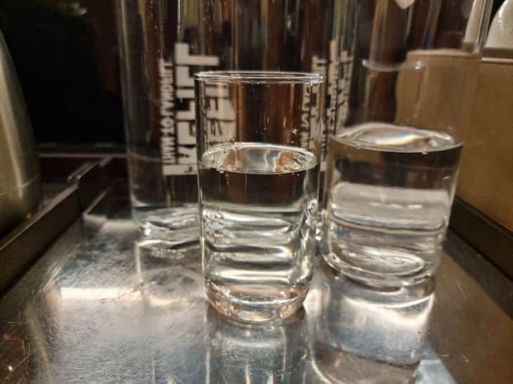 Чому не можна пити воду відразу після їжі: ця звичка розтягує шлунок і заважає схуднути вода