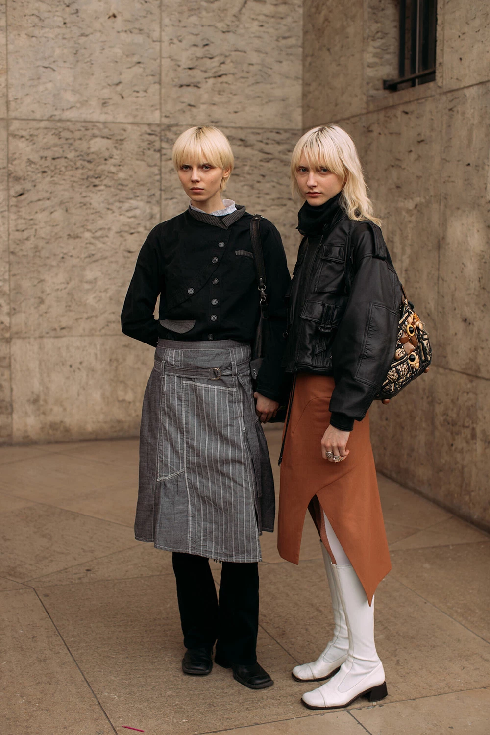 Білі чоботи + мідіспідниця — несподіване модне поєднання, яке нам потрібно3