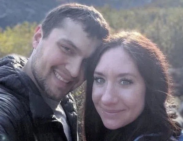 Джеймі Лоан та її чоловік Кайл. Жінка живе в такому крихітному містечку на Алясці, що 75% мешканців живуть в одному будинку. 36-річна Джеймі Лоан переїхала до Віттієра, крихітного міста з населенням лише 270 мешканців, разом зі своїм 37-річним чоловіком Кайлом сім років тому через надзвичайно низькі ціни на квартири, і їй вдалося придбати квартиру на березі моря всього за 15 000 фунтів стерлінгів. Більшість мешканців живуть у 14-поверховому комплексі міста, який має 150 квартир та крихітний магазинчик. Решта, включаючи Джеймі, живуть у меншому багатоквартирному будинку над міською закусочною. Фото опубліковано 28.11.2025.