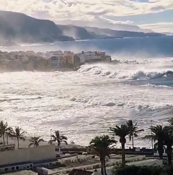 Хвилі наближаються до берегової лінії на Тенерифе, Іспанія, 8 листопада 2025 року. Autos Mertens (Пуерто-де-ла-Крус)/Роздатковий матеріал через REUTERS. ЦЕ ЗОБРАЖЕННЯ НАДАНО ТРЕТІЄЮ СТОРОНОЮ. ПЕРЕПРОДАЖ НЕ ДОПУСКАЄТЬСЯ. АРХІВИ НЕ ДОЗВОЛЯЮТЬСЯ. ОБОВ'ЯЗКОВЕ ПОСИЛАННЯ НА АВТОРА. ПІДТВЕРДЖЕННЯ: Reuters перевірило місцезнаходження за розташуванням та контурами будівель на пляжі, що відповідають файлу та супутниковим знімкам місцевості. Дату було перевірено за метаданими оригінального файлу з джерела.