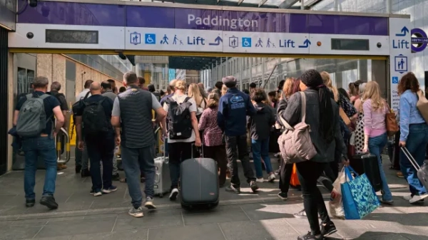 Пасажирів не пускають на поїзди лінії Елізабет на станції Паддінгтон після відключення електроенергії близько 14:30 на південному заході Лондона.