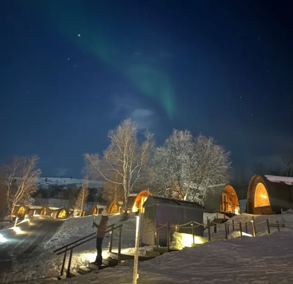Північне сяйво видно на небі біля снігового готелю в Кіркенесі.
