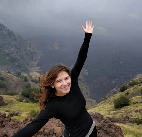 Б'янка Раппапорт позує поруч із горою Етна в Італії.