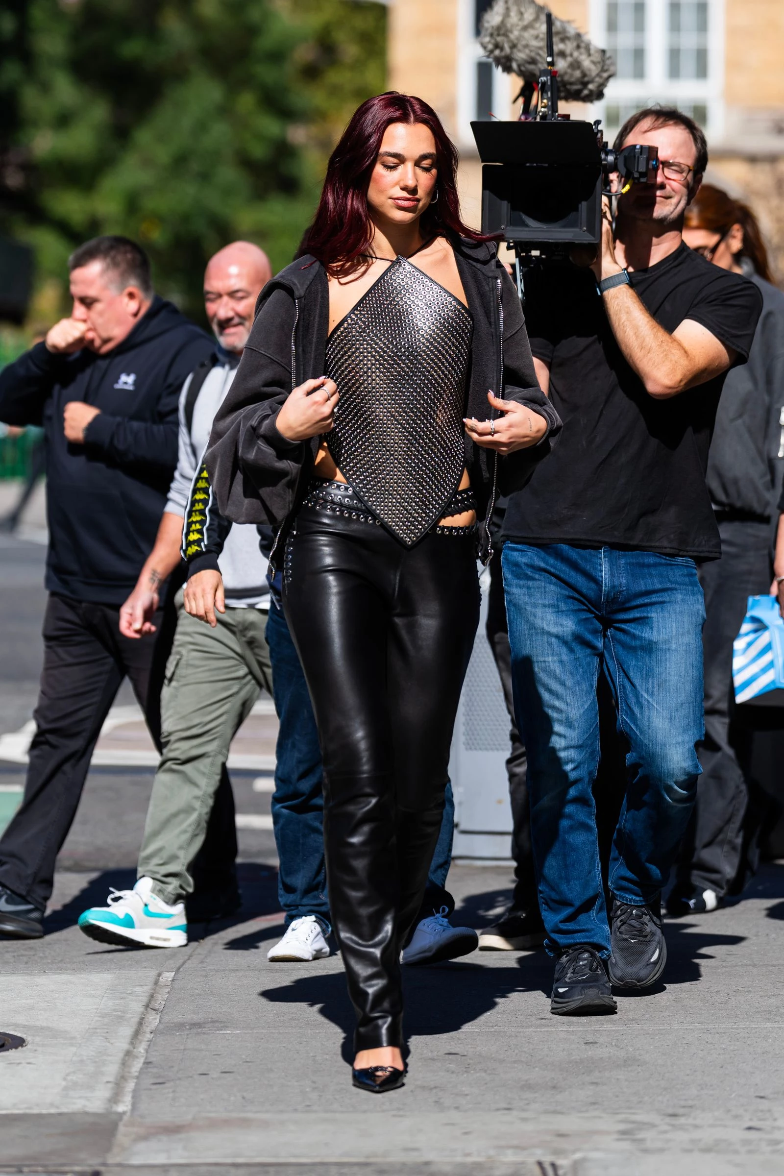 Забудьте про джинси: шкіряні штани зі шнурівкою — найкращий вибір цього сезону5