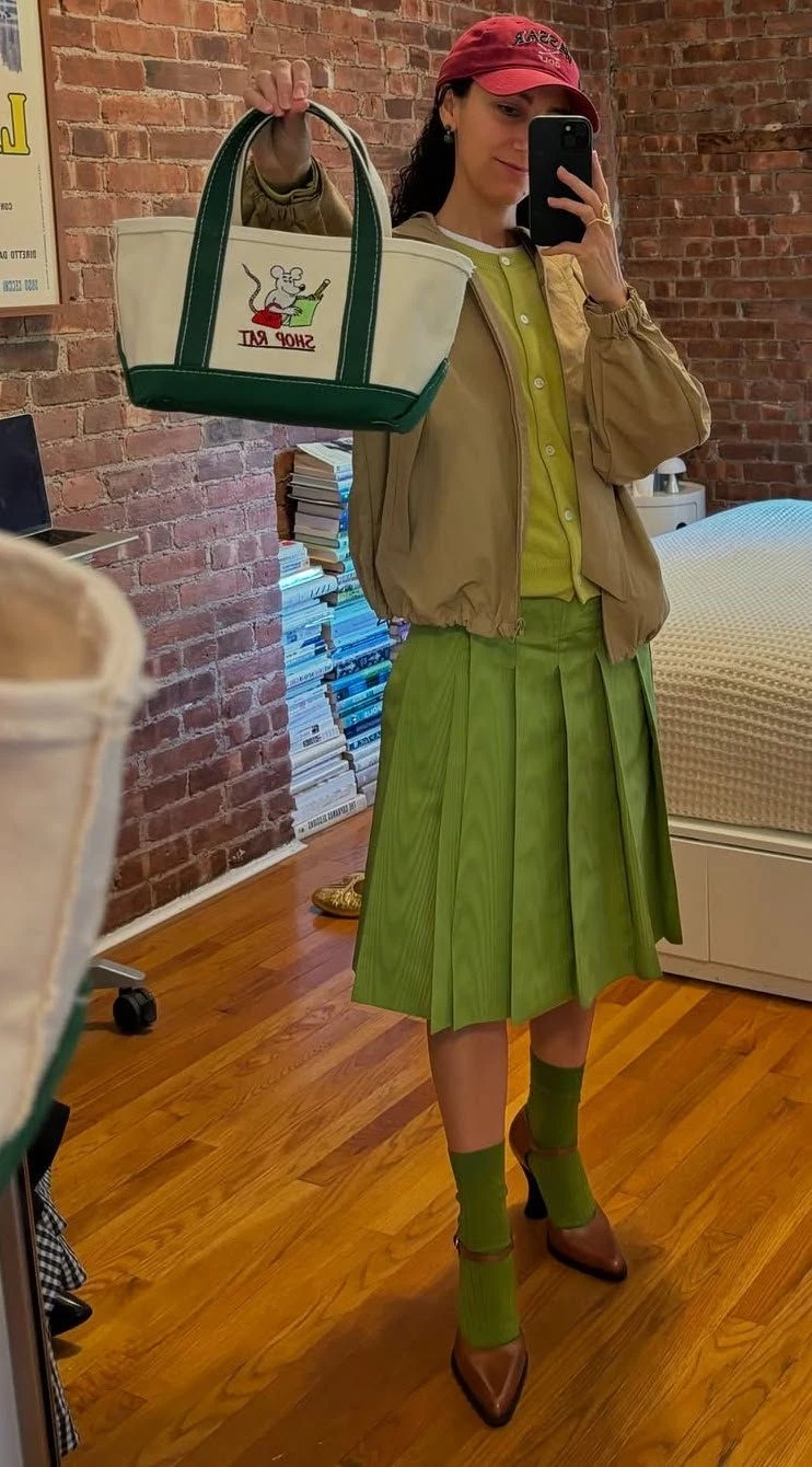 Емілія Петрарка у своїй вінтажній зеленій спідниці Prada. Photo: Emilia Petrarca2