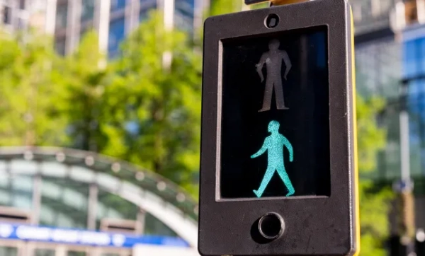 Зелений пішохідний сигнал горить на переході Канарі-Ворф