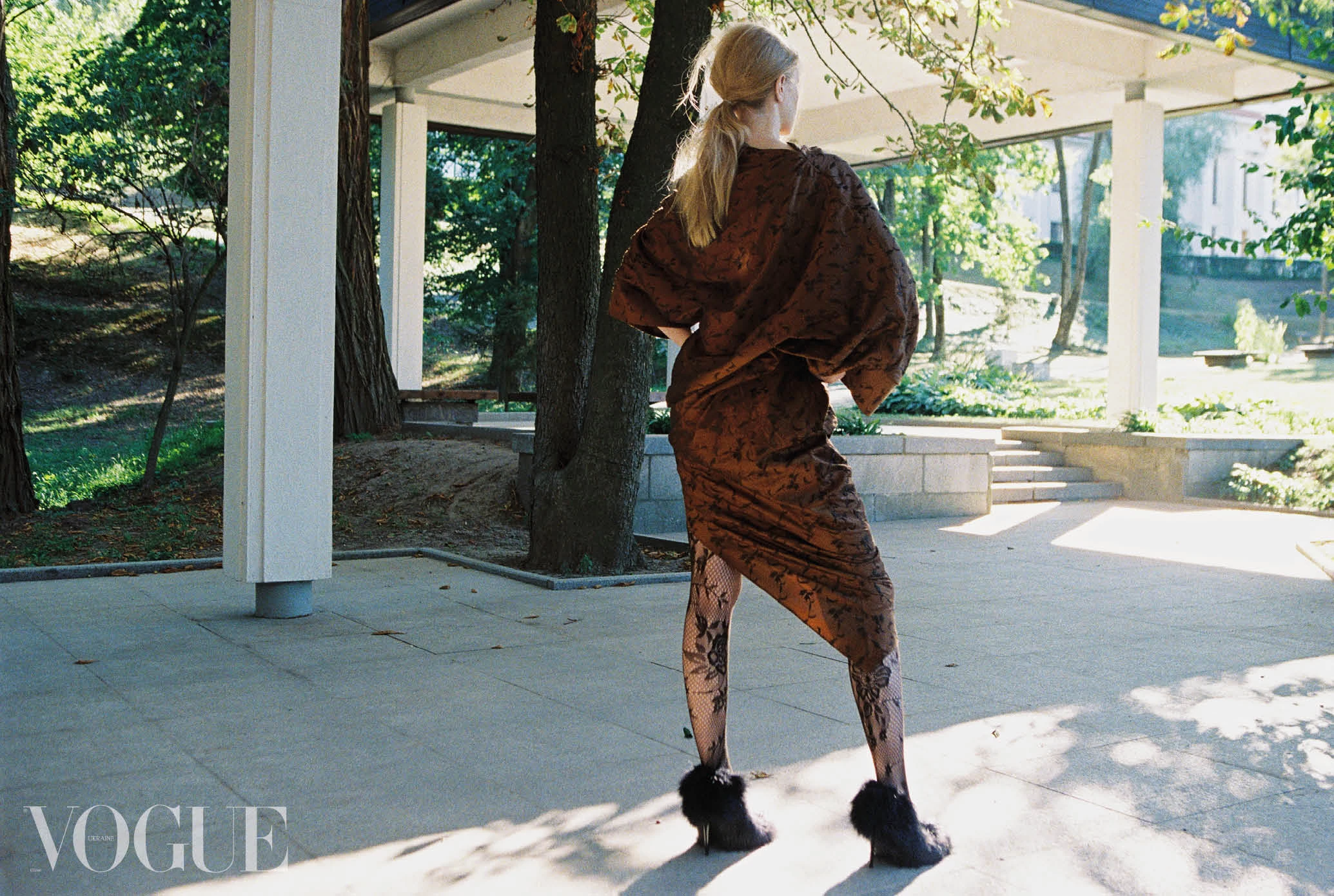 Сукня з атласного шовку, Vautrait. Туфлі зі шкіри та штучного хутра, Kachorovska. Колготки, власність стилістки11