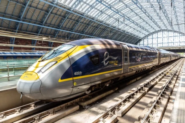 Сучасний швидкісний поїзд Eurostar - з'єднує паризький вокзал Гар-дю-Нор та лондонський вокзал Сент-Панкрас у Лондоні, Великобританія.