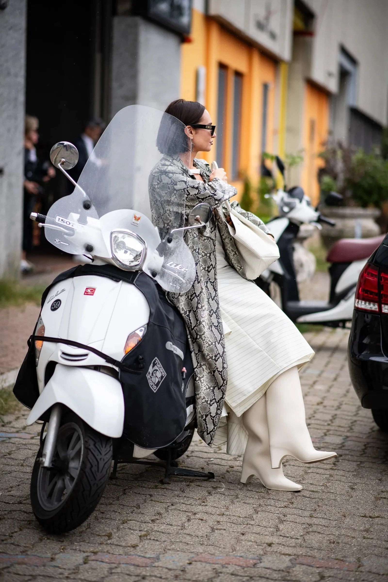 Білі чоботи + мідіспідниця — несподіване модне поєднання, яке нам потрібно2