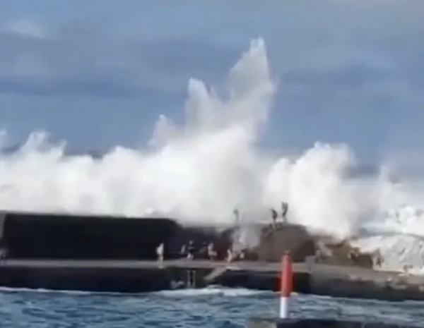 Величезна хвиля розбивається там, де стоять люди на Тенерифе, Канарські острови.