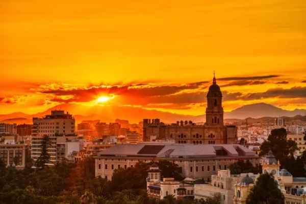 Вид з повітря на Старе місто Малаги з собором Малаги на заході сонця, Іспанія