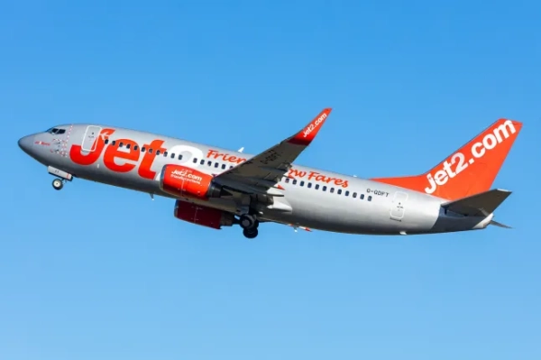 Літак Jet2 Boeing 737-700 летить серед блакитного неба.