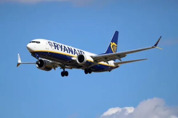 Літак Boeing 737 MAX 8-200 авіакомпанії Ryanair летить у яскраво-блакитному небі.