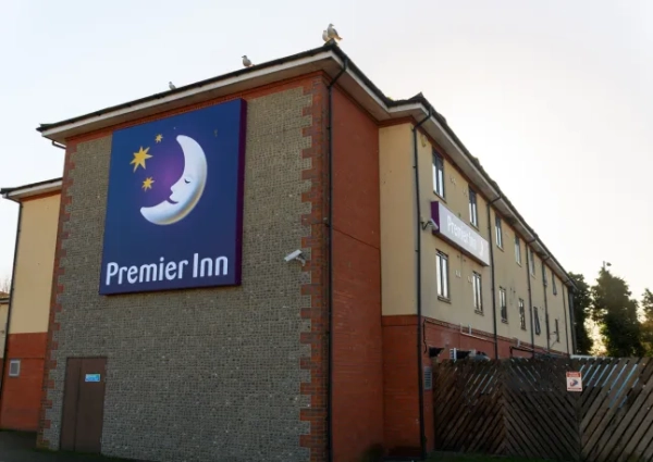 Фасад готелю Premier Inn біля Чічестер Гейт