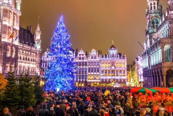 Різдвяне вогняне шоу на площі Гран-Плас з величезною різдвяною ялинкою в БРЮССЕЛІ, БЕЛЬГІЯ. 16-12-2018; Shutterstock ID 1262179558; замовлення_на_продаж: -; робота: -; клієнт: -; інше: