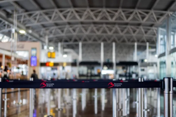 Порожній вихід на реєстрацію в аеропорту Брюсселя, зі шлагбаумом на передньому плані, вересень 2025 року.