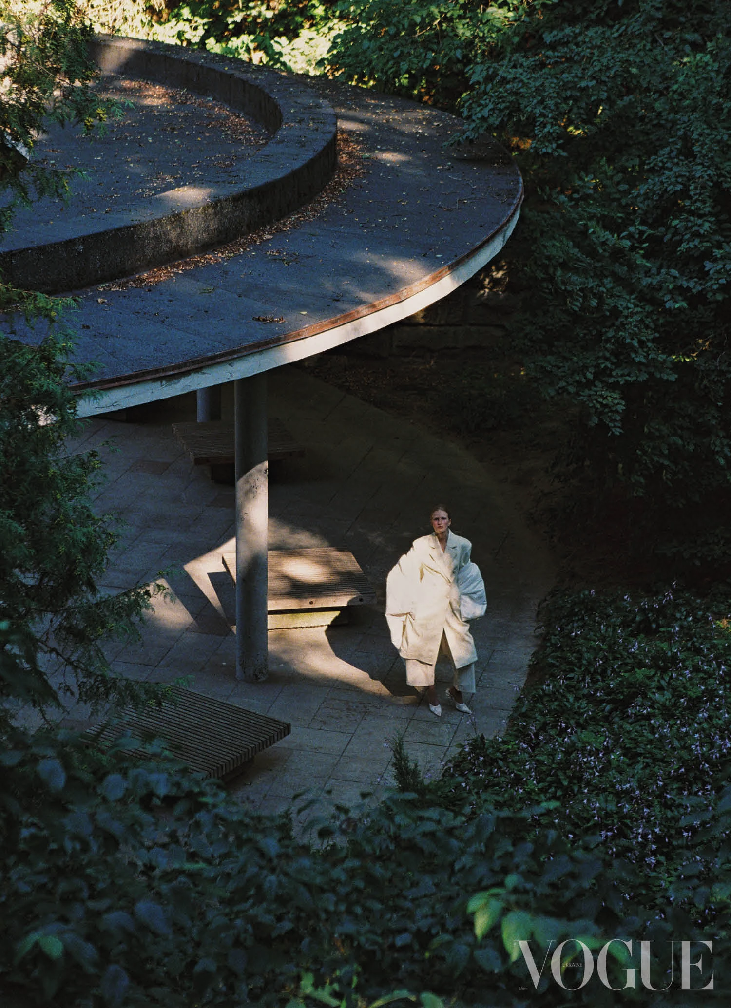 Шкіряне пальто Gudu, вовняні пальто та штани, усе – Vautrait, мюлі зі шкіри та бавовни Magda Butrym2