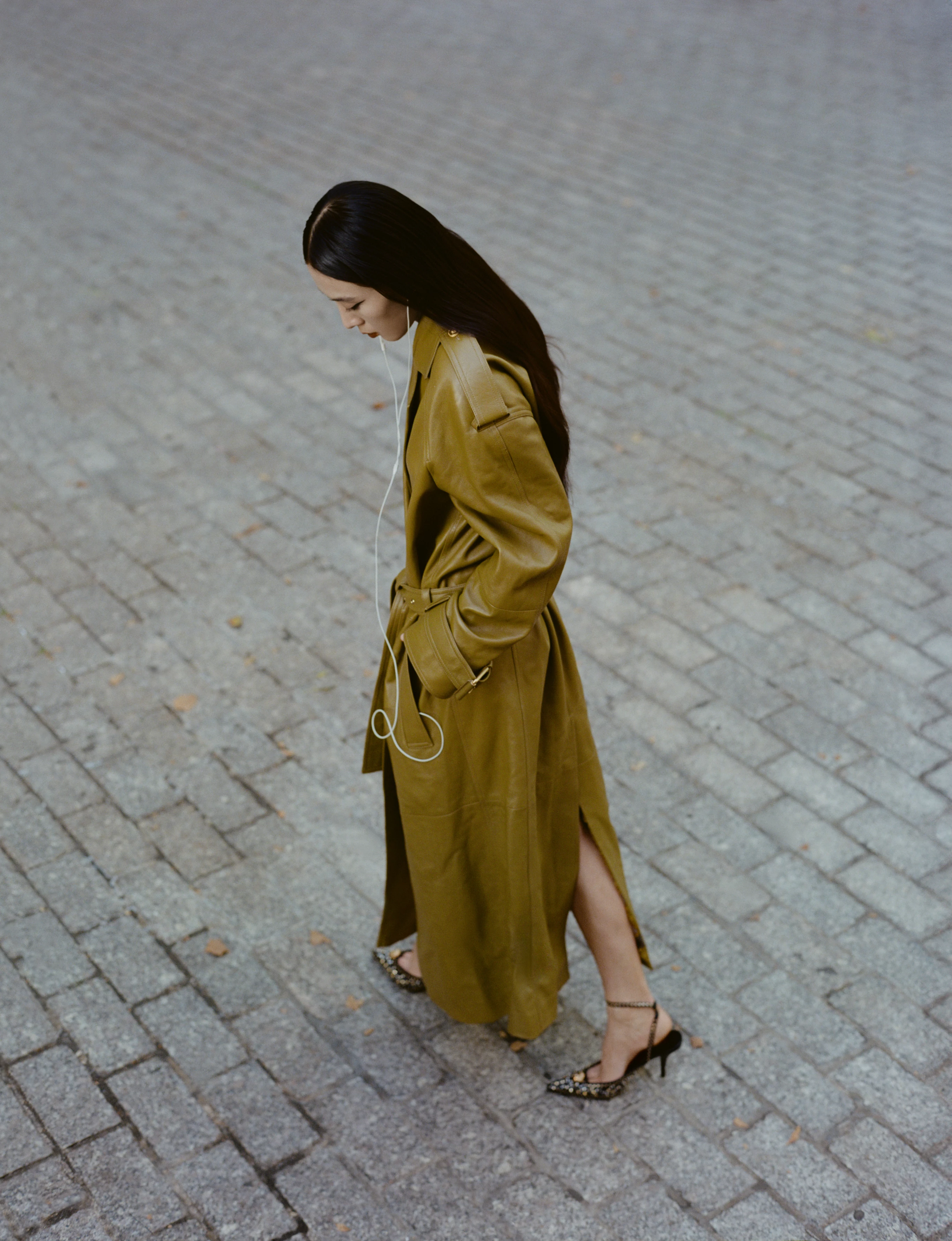 Пальто та взуття Versace, сережки Le Grand Strip2