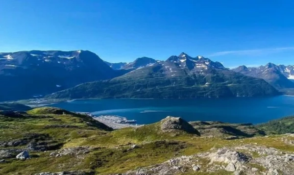 Район навколо Віттієра, Аляска. Жінка живе в такому крихітному містечку на Алясці, що 75% мешканців живуть в одному будинку. 36-річна Джеймі Лоан переїхала до Віттієра, крихітного міста з населенням лише 270 мешканців, разом зі своїм 37-річним чоловіком Кайлом сім років тому через надзвичайно низькі ціни на квартири, і їй вдалося придбати квартиру на березі моря всього за 15 000 фунтів стерлінгів. Більшість мешканців живуть у 14-поверховому комплексі міста, який має 150 квартир і крихітний магазинчик. Решта, включаючи Джеймі, живуть у меншому багатоквартирному будинку над міською закусочною. Фото опубліковано 28.11.2025.