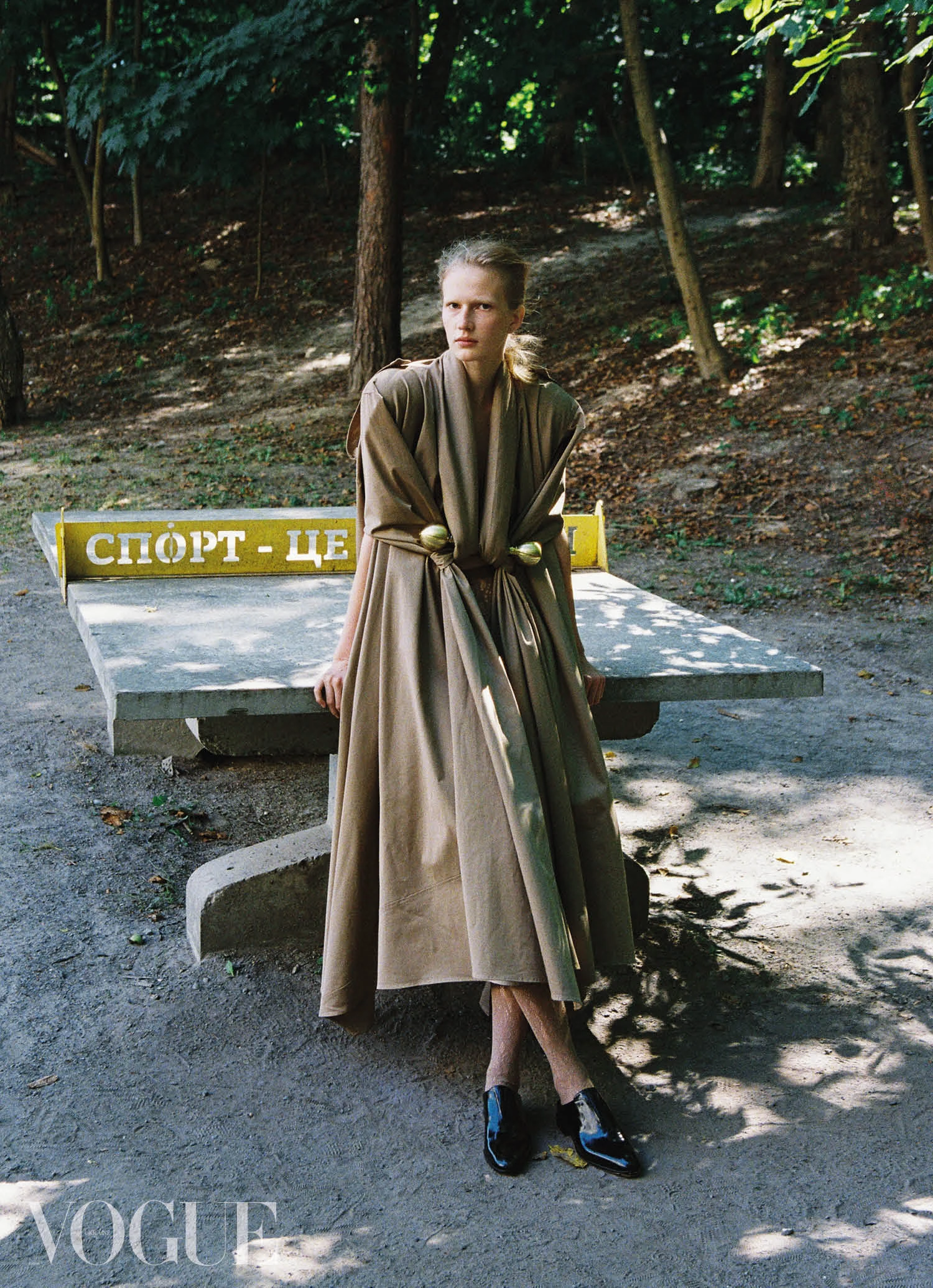 Бавовняний плащ Lyrone Journo, шкіряні туфлі Kachorovska9