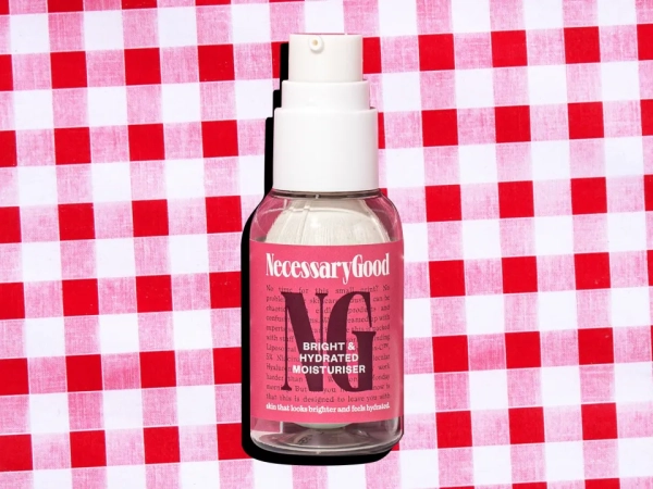 Покупці кажуть, що «через 1 тиждень шкіра виглядає яскравішою, зволоженою та сяючою», оскільки зволожувальний крем працює