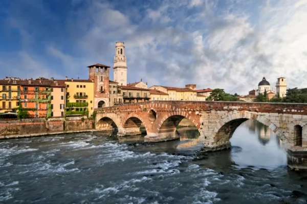 Яскравий вид на міст і річку у Вероні, Італія.