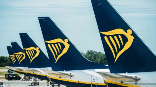 Ряд літаків Ryanair, припаркованих на злітній смузі аеропорту Станстед, Лондон, Великобританія