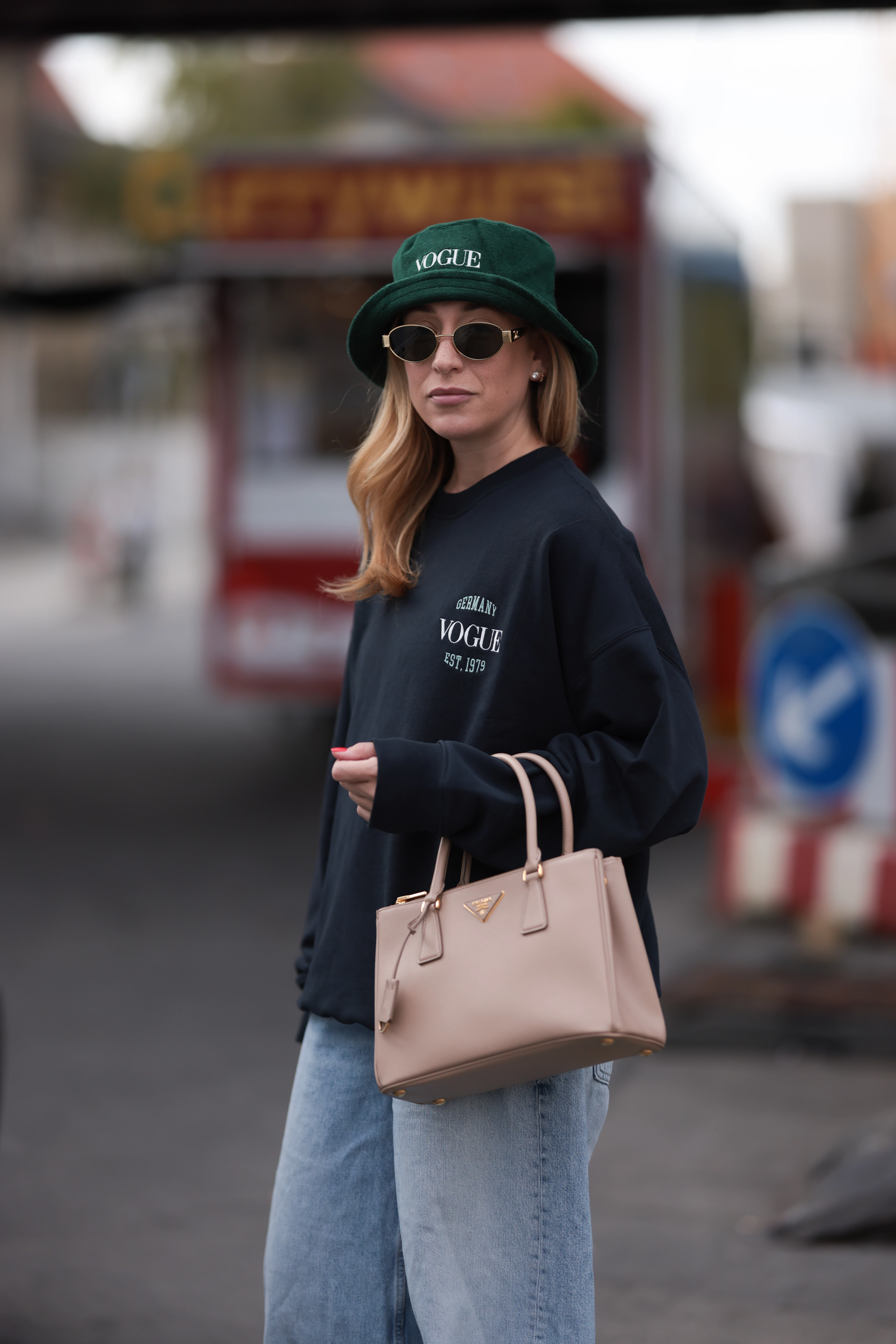 Якщо у вас є ця сумка Prada з 2000-х — час її дістати, якщо немає — чудова нагода придбати0