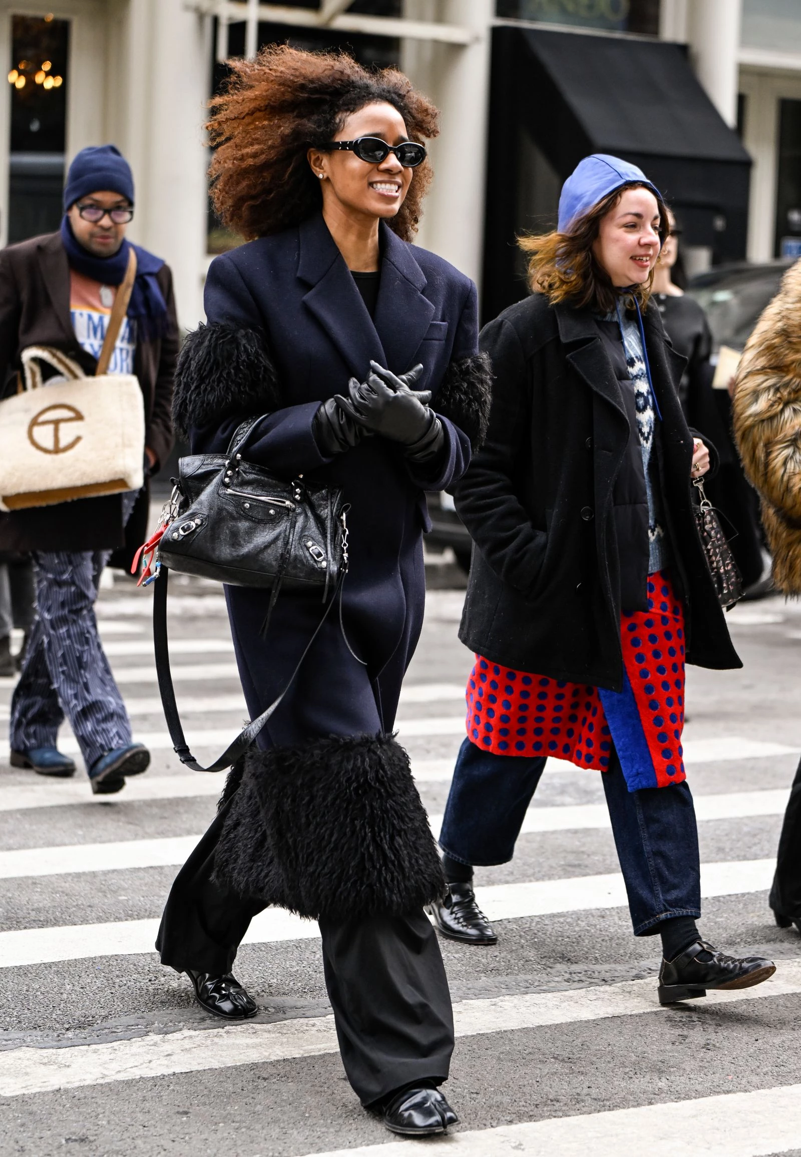 Темно-синє пальто — найуніверсальніший тренд 2026 року2