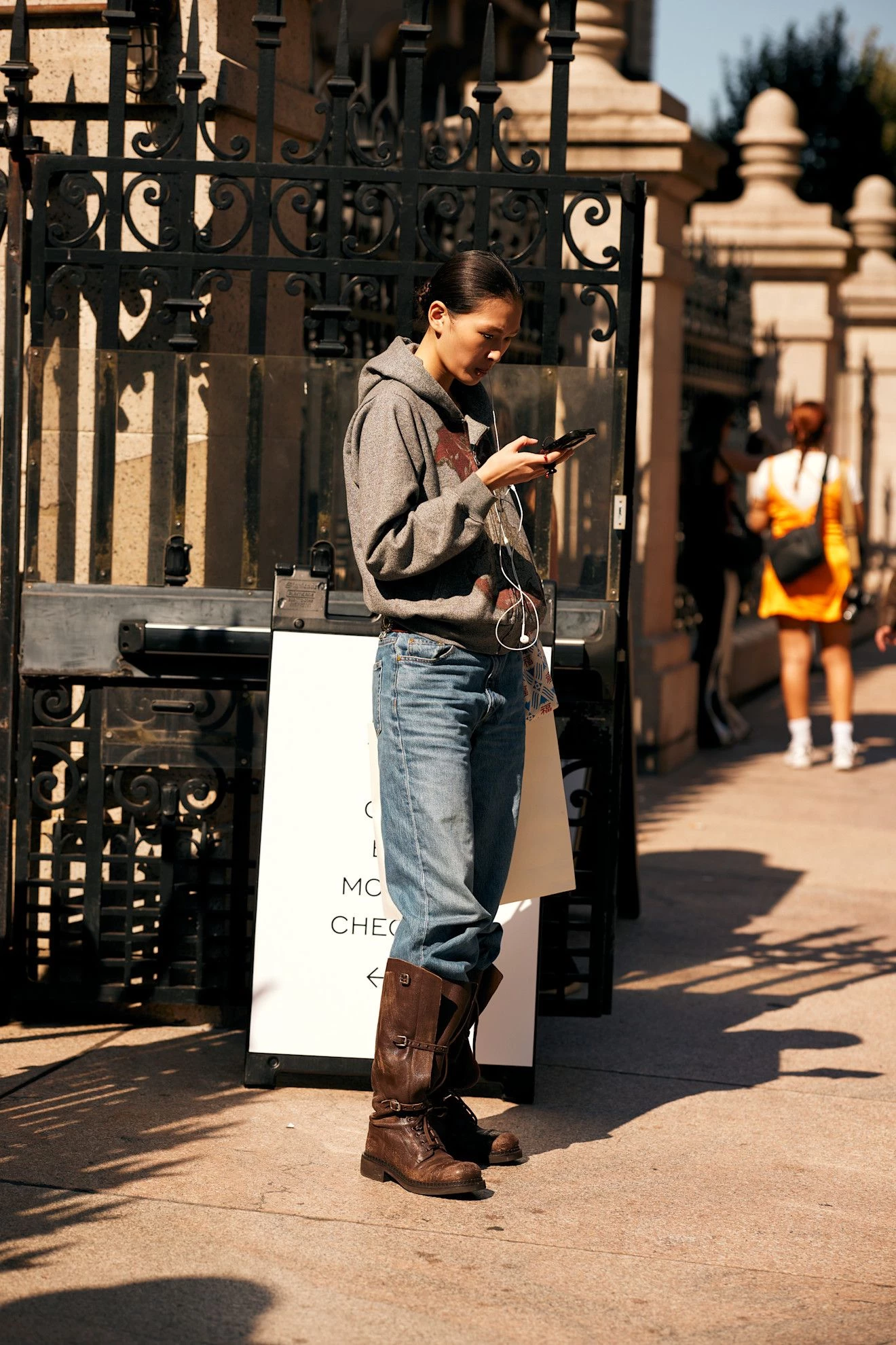 Трендові черевики з ремінцем: які моделі вибрати і як носити цього сезону0