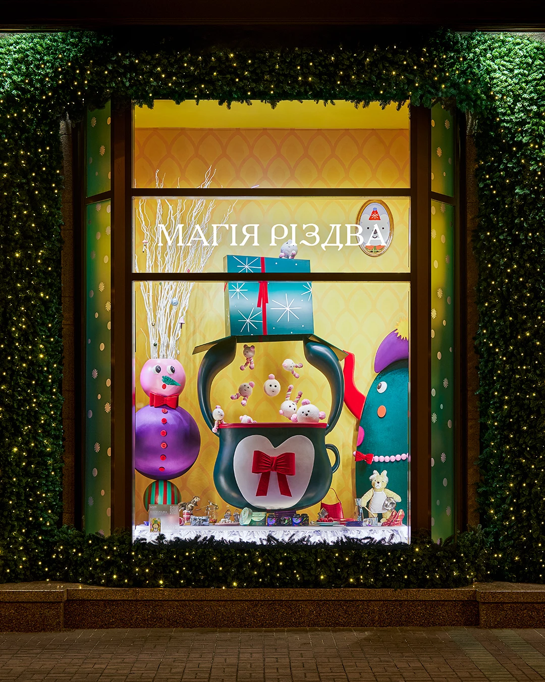 Сім вітрин — сім історій: нові різдвяні вітрини ЦУМ Київ2