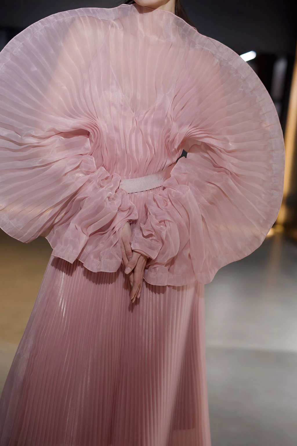 Модель у сукні J’AMEMME під час події в LuisaViaRoma New York0