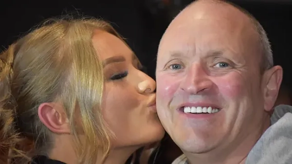 Донька цілує тата в щоку