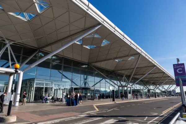 Аеропорт Станстед з модульною сталевою деревоподібною конструкцією, що утворює дах пасажирської посадки біля входу. Будівля спроектована Норманом Фостером за принципом перевернутої конструкції, як у традиційному аеропорту, де служби демонтовані, що звільняє дах від невеликої ваги, дозволяючи природному світлу освітлювати будівлю.