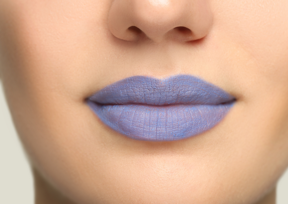 Зима-2025 у макіяжі: "скляна" шкіра, "морозні" губи і кольорові тіні