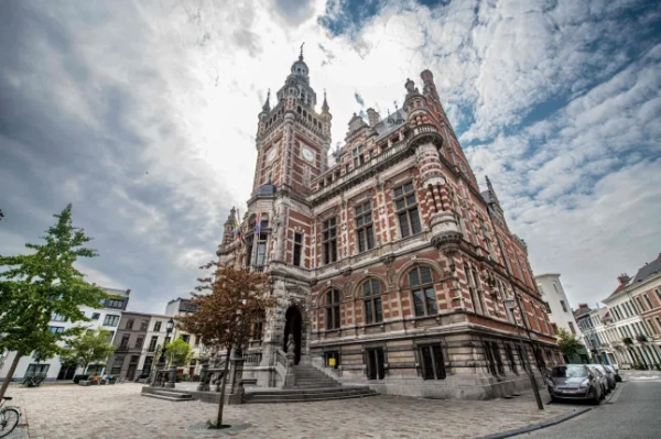 На ілюстративному зображенні зображено ратушу Боргерхаута, одного з районів міста Антверпен, у понеділок, 15 серпня 2022 року. Цього року на вулицях Боргерхаута сталося кілька нападів і вибухів, можливо, пов'язаних зі злочинами, пов'язаними з наркотиками. ФОТО БЕЛЬГІЇ ЙОНАС РООСЕНС (Фото ЙОНАС РООСЕНС / BELGA MAG / Belga via AFP) (Фото ЙОНАС РООСЕНС/BELGA MAG/AFP via Getty Images)