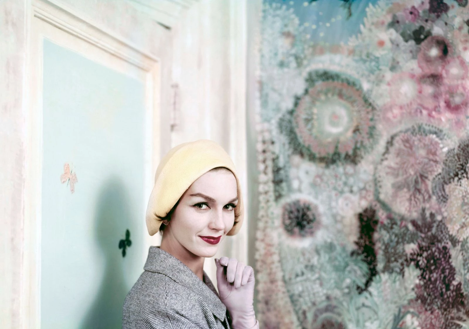 Модель Джоанна Маккормік у капелюсі-клош, розробленому Саллі Віктор, 1957 рік7