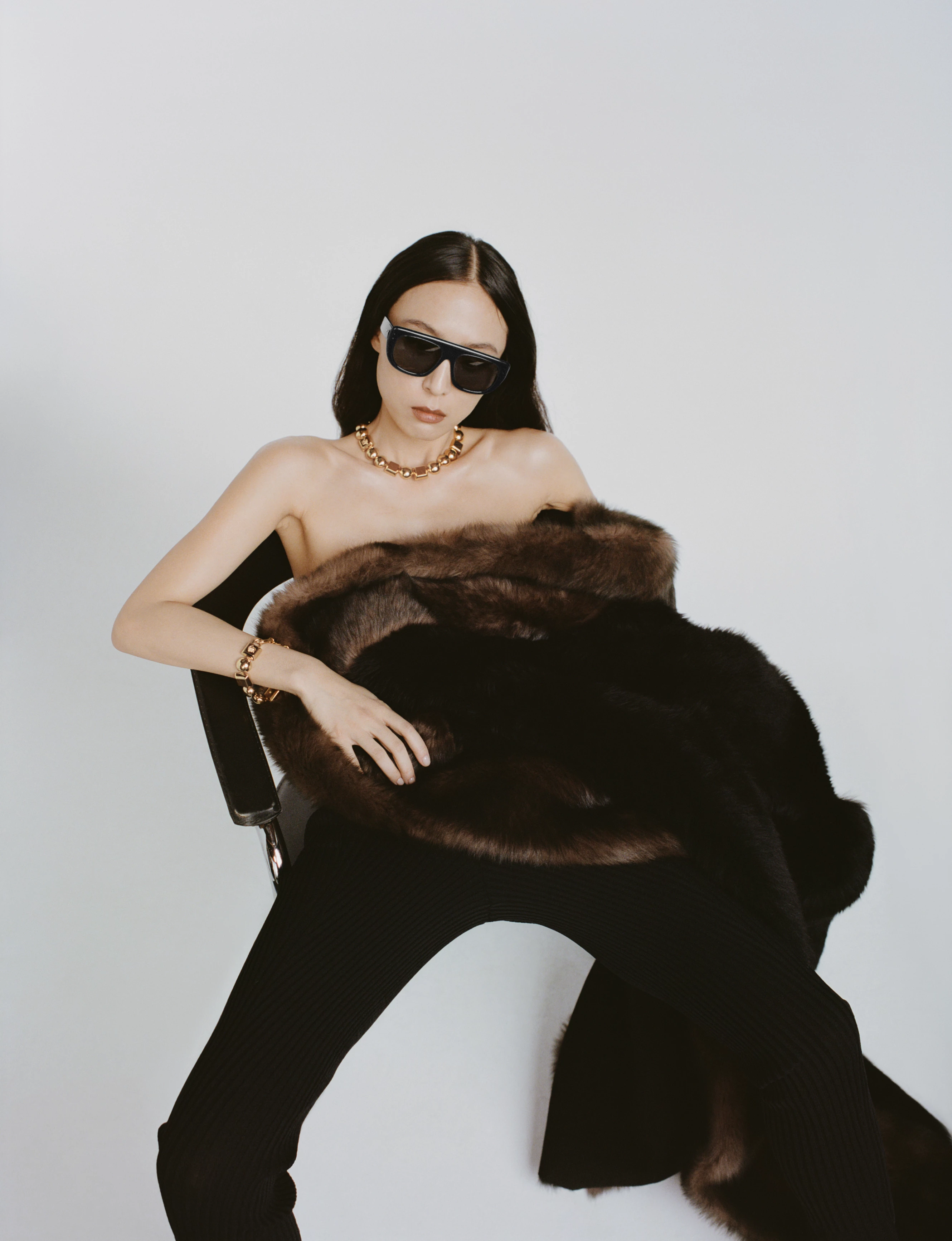 Штани Issey Miyake, пальто Altazurra, взуття Prada, прикраси Versace0