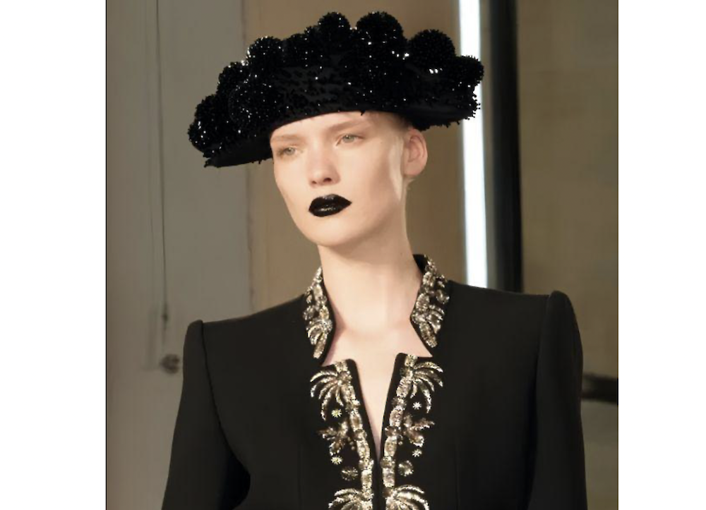 Головні б'юті-тренди осені-зими 2025/26: сяюча шкіра, золоті повіки та лакові губи