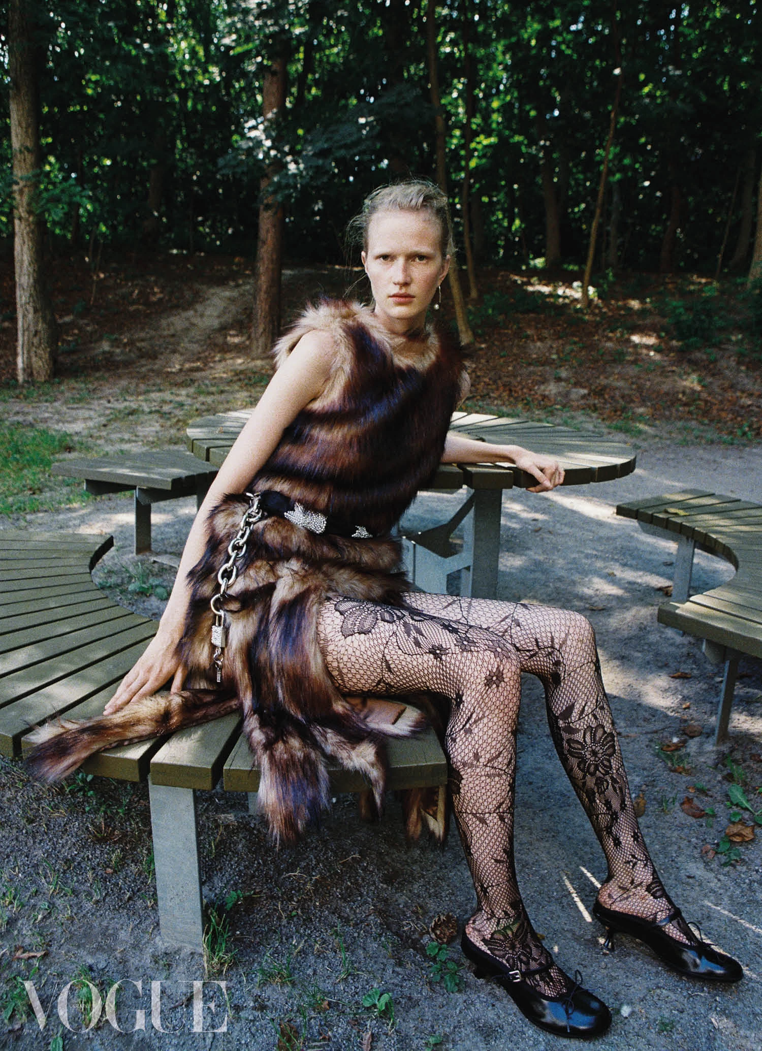 Сукня зі штучного хутра, шкіряні ремінь і туфлі, усе – Simone Rocha. Колготки, власність стилістки8