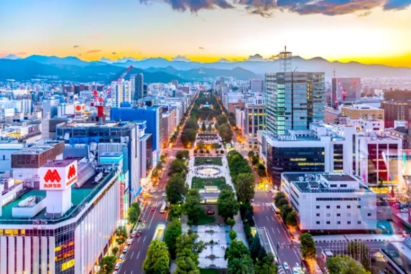 Мальовничий вид на парк Одорі та місто Саппоро на заході сонця з оглядового майданчика телевежі Саппоро, Хоккайдо