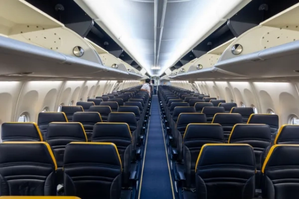 Ряди сидінь у літаку Ryanair.