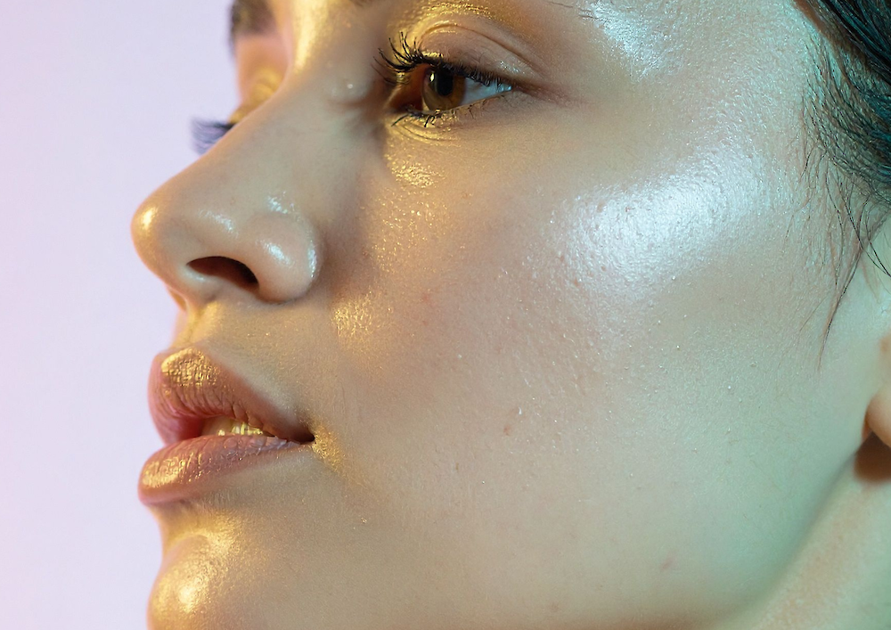 Зима-2025 у макіяжі: "скляна" шкіра, "морозні" губи і кольорові тіні