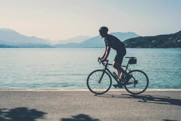 Велосипедист вздовж берега озера Аннесі